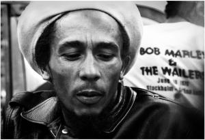 BABYLON BY BUS : Bob Marley & The Wailers. Live and Up Close - Photographies de Gijsbert Hanekroot. Textes de Martijn Huisman