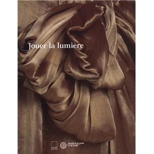 JOUER LA LUMIÈRE - Collectif. Catalogue d'exposition (Musée de la Mode et du Textile, 2002) 