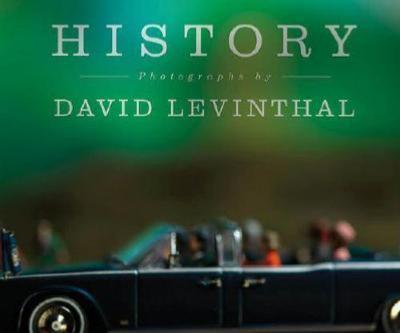 [LEVINTHAL] HISTORY - Photographies de David Levinthal. Textes David Hickey et Lisa Hostetler. Catalogue d'exposition (Rochester, 2015)