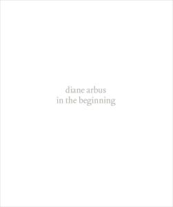 [ARBUS] DIANE ARBUS. In the Beginning - Jeff L. Rosenheim. Catalogue d'exposition (Metropolitan Museum of Art, New York, 2016)