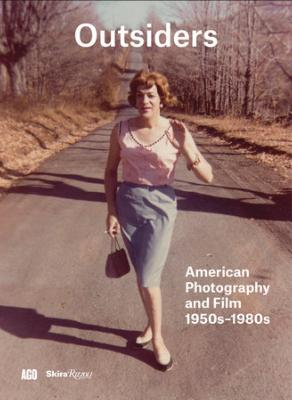 OUTSIDERS : American Photography and Film 1950s-1980s - Catalogue d'exposition édité par Sophie Hackett et Jim Shedden (Art Gallery of Ontario, Toronto, 2016)